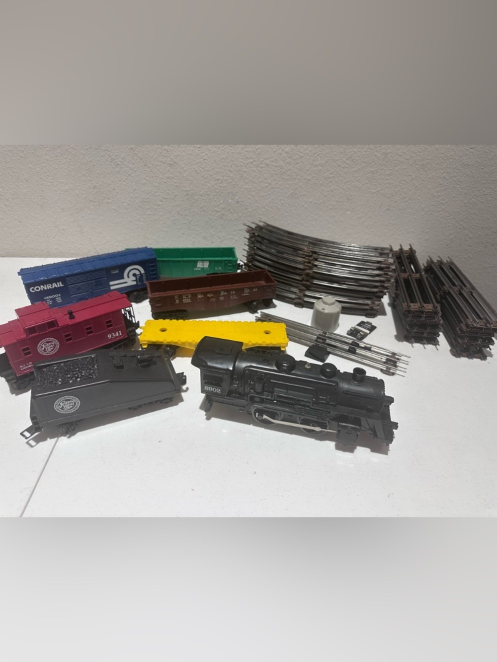 Vintage Lionel Lot Bundle Train Set 8902 - 7 Car Pieces, 24 Tracks O Gauge